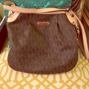 Micheal Kors Jetsetter Large Signature