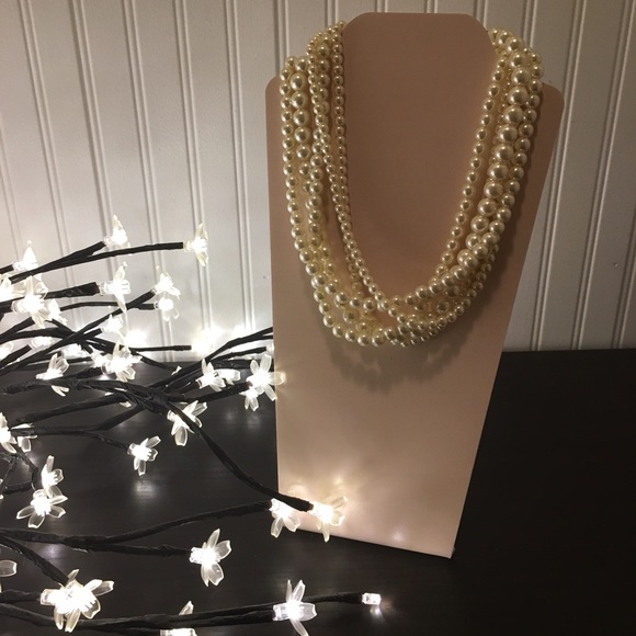 5 strand pearl necklace (not real) with clasp. - Picture 1 of 2