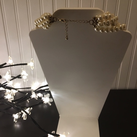 5 strand pearl necklace (not real) with clasp. - Picture 2 of 2