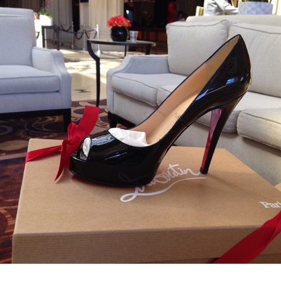 💥Christian Louboutin black patent shoe💥 sz 36.5