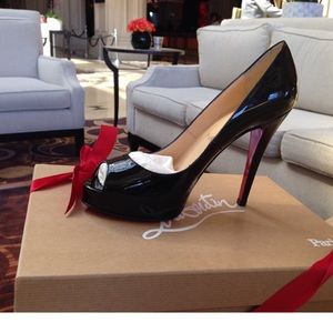 💥Christian Louboutin black patent shoe💥 sz 36.5