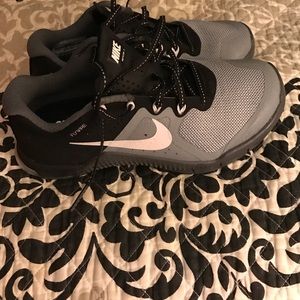 Women's Nike met on 2 black& gray sz5
