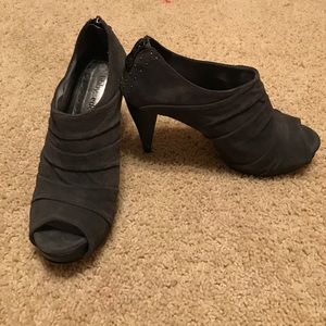 Libby Edelman gray suede booties