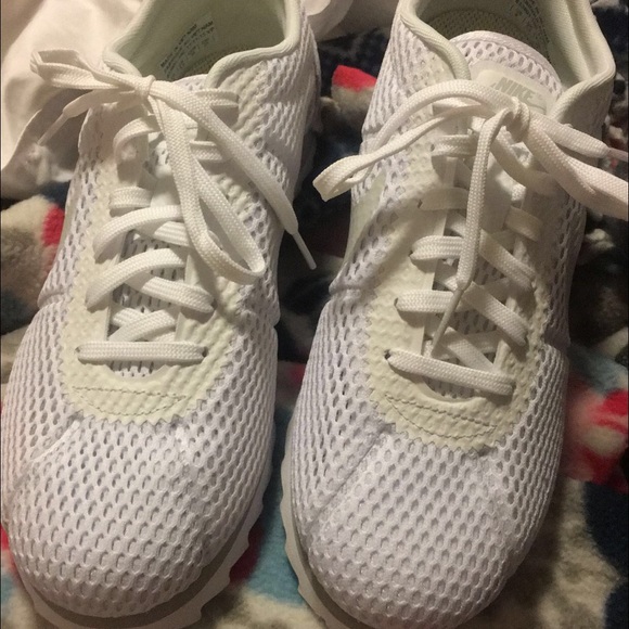 All white Nike women's size 8. Never worn.