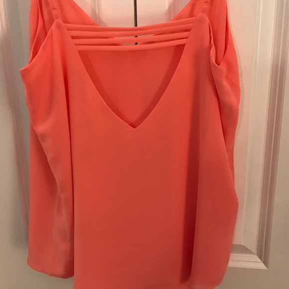 Cute top can be worn on casually or to go out - Picture 2 of 2