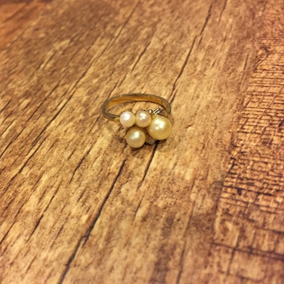 Faux pearl and gold plated ring - Picture 1 of 2