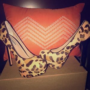 Printed, fury, Steve Madden heels! 👠😍