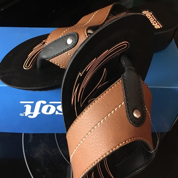 Aerosoft flip flops. Tan and black.