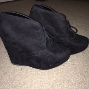 Black wedges