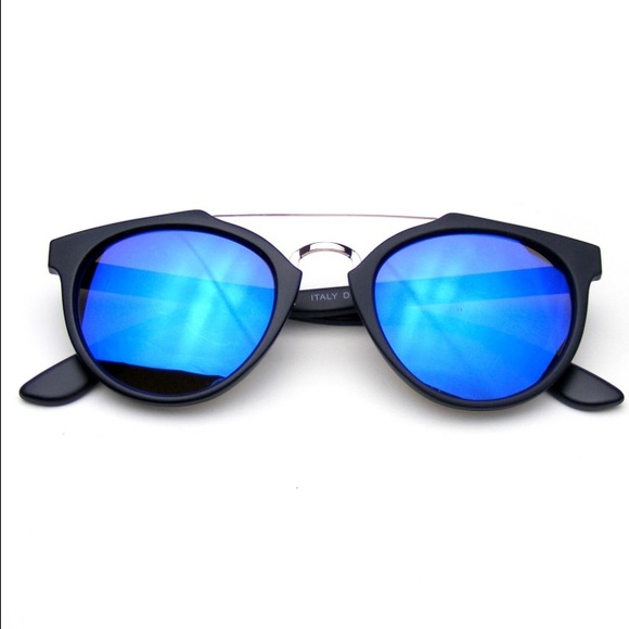 🕶🚨Vintage looking mirrored sunglasses🚨🕶