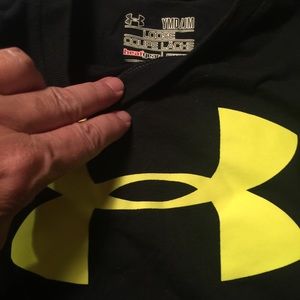 Underarmour Boys M Black tshirt