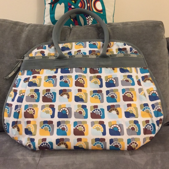 Lightly used LeSportSac wknd bag - Picture 1 of 4