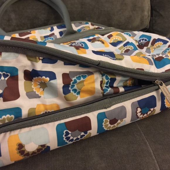 Lightly used LeSportSac wknd bag - Picture 3 of 4