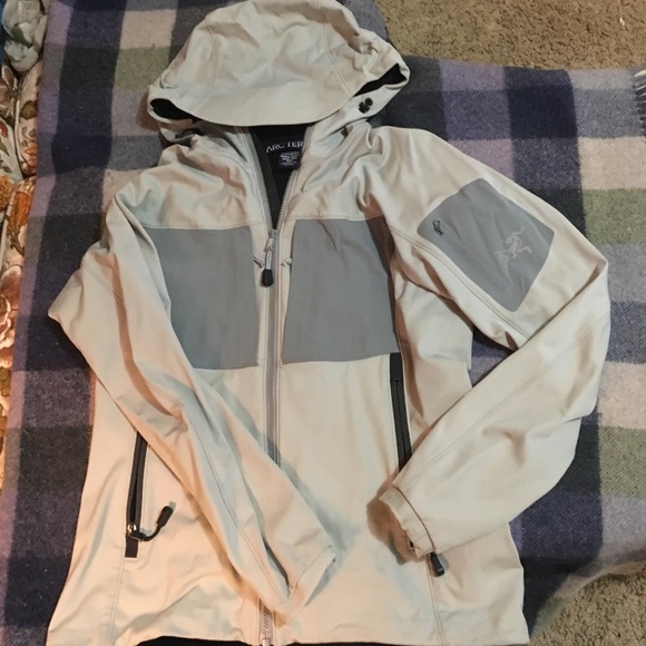 EUC soft shell. Great color!!