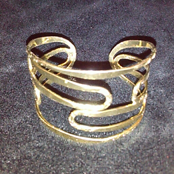 Gold tone bracelet