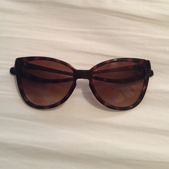 Tory Burch Accessories - NWOT Tory Burch foldable tortoise sunglasses
