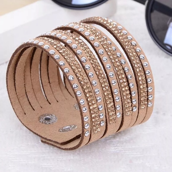 Boutique Jewelry - NEW Beautiful rhinestone leather bracelet tan snap