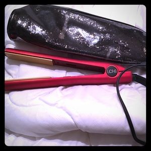 Chi Flat Iron with carrying case. 💗🌺🎀