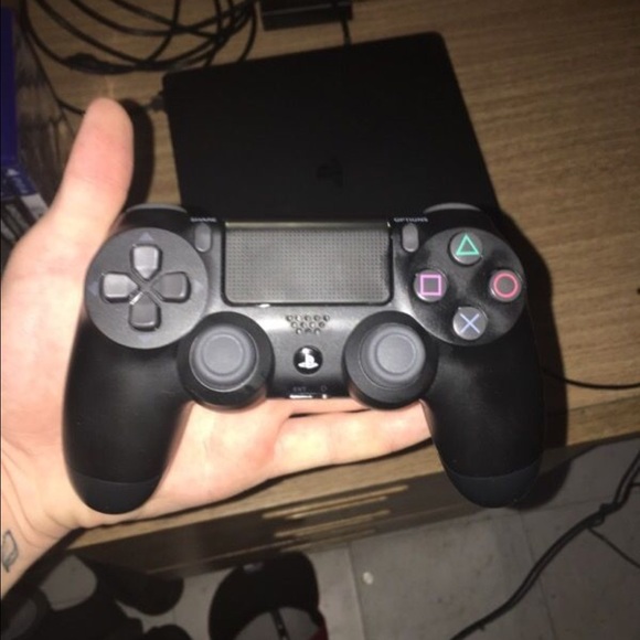 Ps4 slim 500GB - Picture 3 of 3