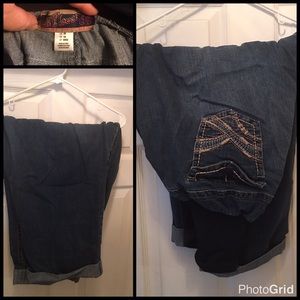 Plus sz maternity jean capris w/detailed pockets.