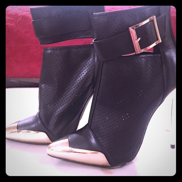 Black booties/ankle boots