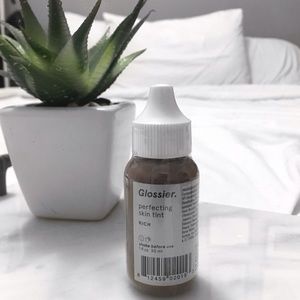 Rich Glossier Perfecting skin Tint