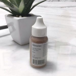 Deep Glossier Perfecting skin Tint