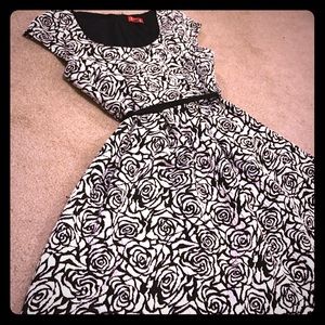 💜 ELLE Black & White Dress