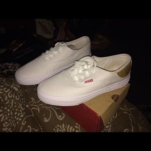 White levi's low top sneakers