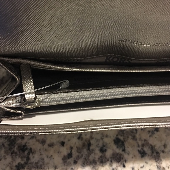 Michael KORS authentic wallet. - Picture 3 of 3