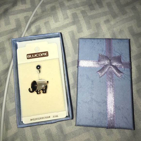 Belly piercing - Picture 1 of 2