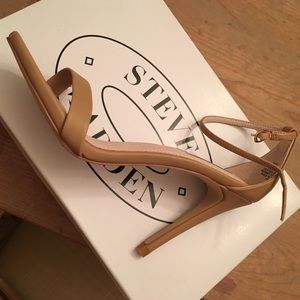 Steve Madden Stecy high heel in natural.