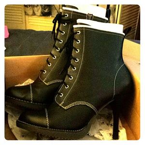 Mint condition Dr. Martens Aubrecia Boots