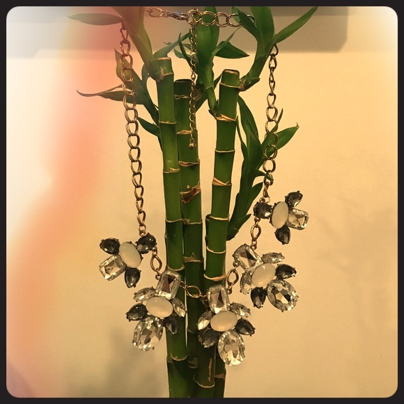 Costume jewelry crystal statement necklace