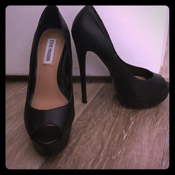 Size 7 Steve Madden peep toe high heels.