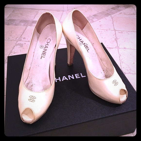 CHANEL white peep toe patent leather pumps