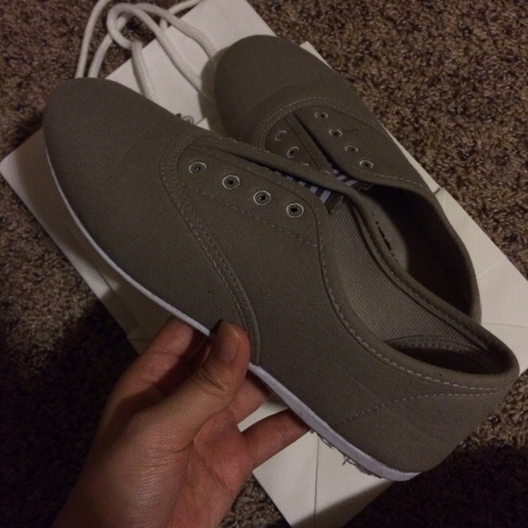 olive green tennis shoes