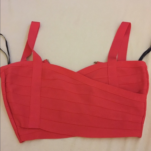 Cute and sexy Bebe crop top that zippers in back !