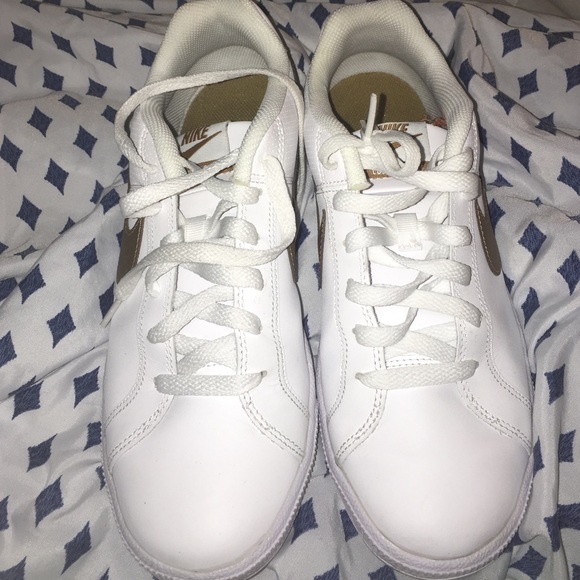 Nike white and gold low tops!!