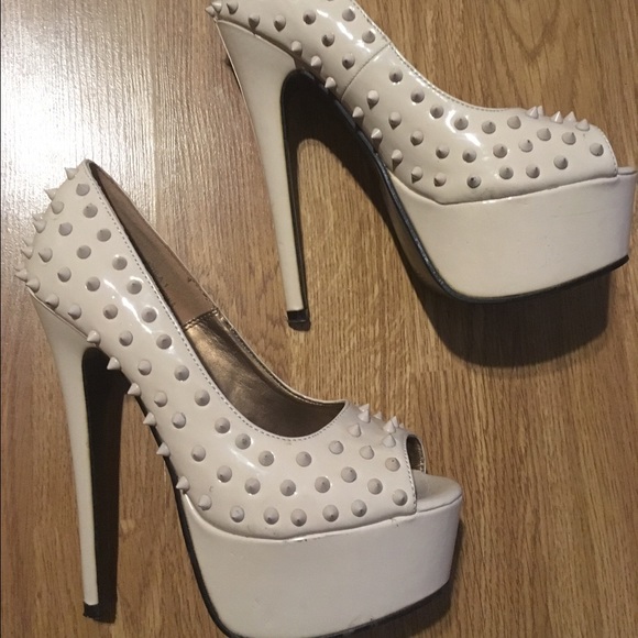 Like new Rock and Rollyale spike nude peep toe