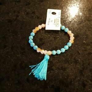 Stretch turquoise and agate bead bracelet.
