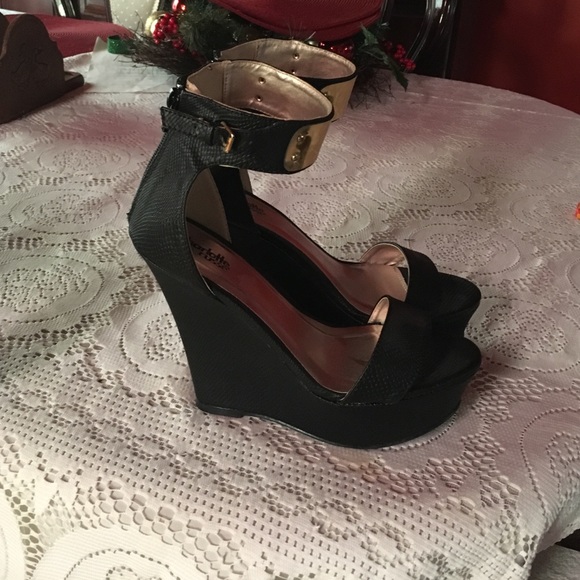 Shoes - Picture 2 of 3