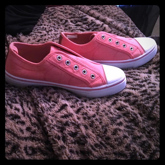 Peach converse