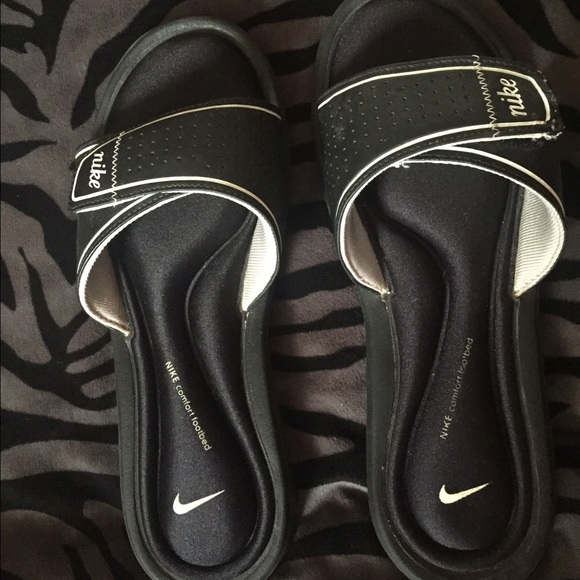 Nike comfort footbed slip on's