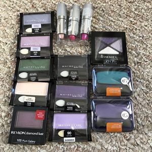 Lot of makeup! 💄