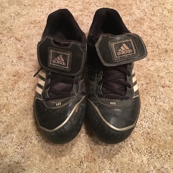 Metal softball cleats