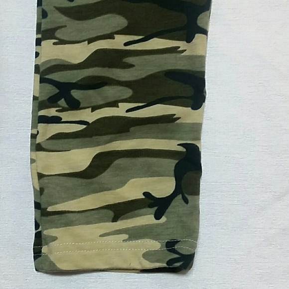 NWT. Camo Harem pants. Kids - Picture 3 of 4