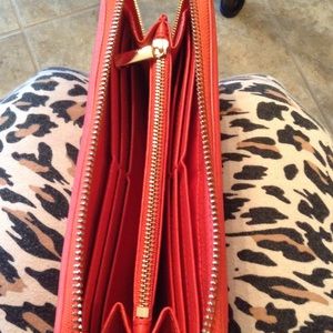 Tory Burch Bags - AUTHENTIC ORANGE TORY BURCH ZIP AROUND WALLET👠👓 Tory Burch Bags - AUTHENTIC ORANGE TORY BURCH ZIP AROUND WALLET👠👓