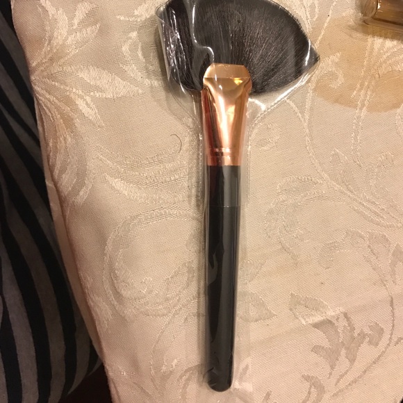 Black and rose gold fan brush