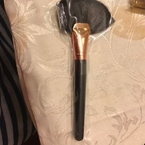 Black and rose gold fan brush